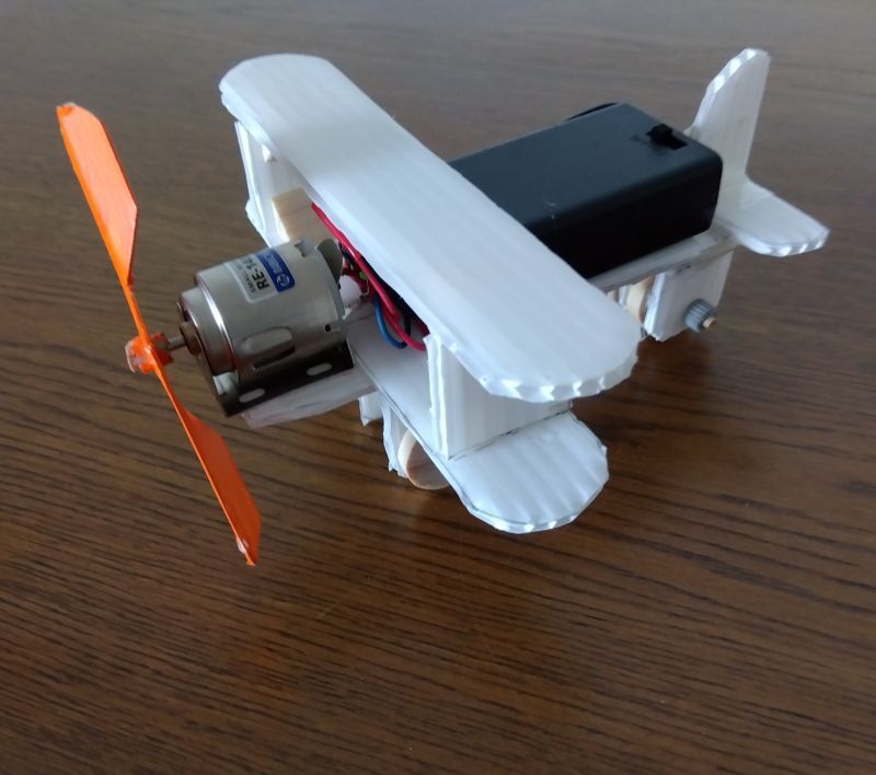 画像1: 走る飛行機